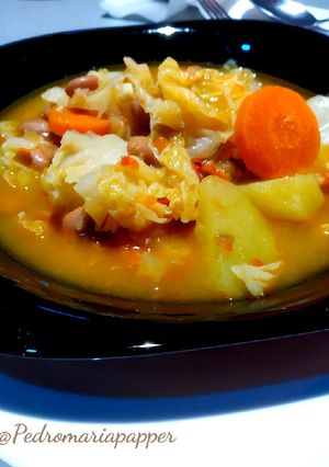 Una foto de Alubia roja con patatas y berza.(Thermomix)