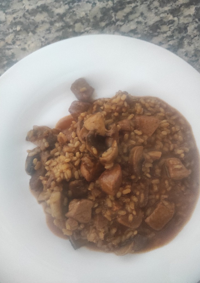 Una foto de Arroz con solomillo y champiñones