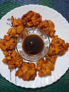 आलू प्याज़ के कुरकुरे पकौड़े (aloo pyaz ke kurkure pakode recipe in Hindi) रेसिपी मुख्य फोटो