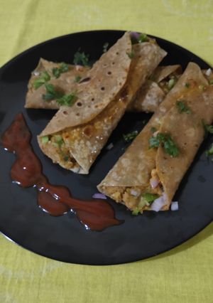 A picture of Schezwan aloo roll.