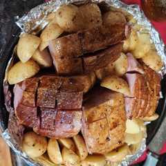 Una foto de Jamón ahumado al vino y papas