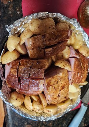 Una foto de Jamón ahumado al vino y papas