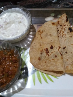 கிட்னி பீன்ஸ்கிரேவி வித் சப்பாத்தி (Kidney beans gravy with chappathi recipe in tamil) செய்முறை முக்கிய புகைப்படம்