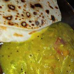 A picture of Curry de cebolla para comer con pan.