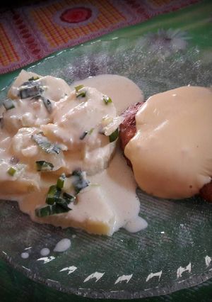 Una foto de Papas a la crema de verdeo con hamburguesas con queso