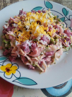 Una foto de Ensaladilla de remolacha y pollo