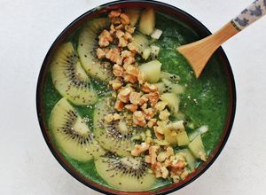 Hình của món Green smoothie bowl cho bữa sáng (detox smoothie).