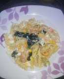 Spaghetti a la crema con espinacas y camarones