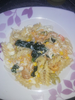 Una foto de Spaghetti a la crema con espinacas y camarones