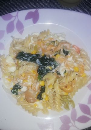 Una foto de Spaghetti a la crema con espinacas y camarones
