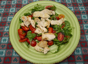 Foto di Petto di pollo con pomodorini e rucola
