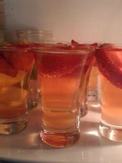 Una foto de Chupitos de gelatina de cava y fresas