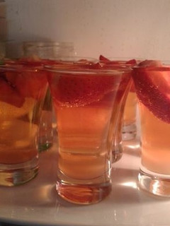 Una foto de Chupitos de gelatina de cava y fresas