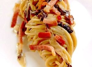 Foto di Spaghetti con Radicchio Speck Croccante e Fontina