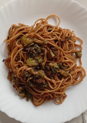 Una foto de Espaguetis con brócoli