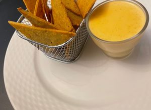 Keto tortilla chips/nachos/snack házi sajtszósszal recept fotója