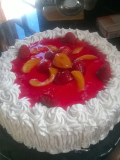 Una foto de Postre de frutillas y duraznos