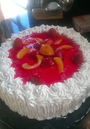 Una foto de Postre de frutillas y duraznos