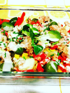 Una foto de Ensalada de patatas con atún, maíz y aceitunas verdes