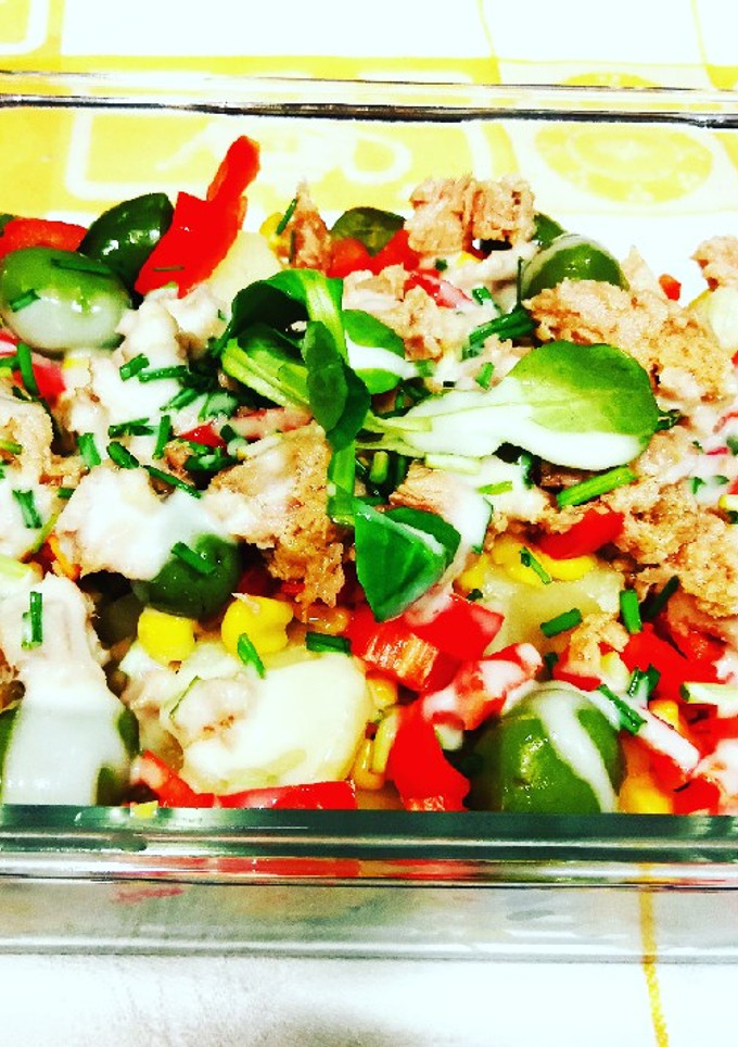 Una foto de Ensalada de patatas con atún, maíz y aceitunas verdes