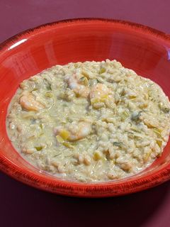 Una foto de Arroz cremoso integral con langostinos y puerros al camembert