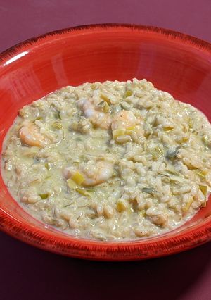 Una foto de Arroz cremoso integral con langostinos y puerros al camembert