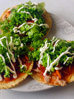 Una foto de Tostadas de Tinga de Pollo