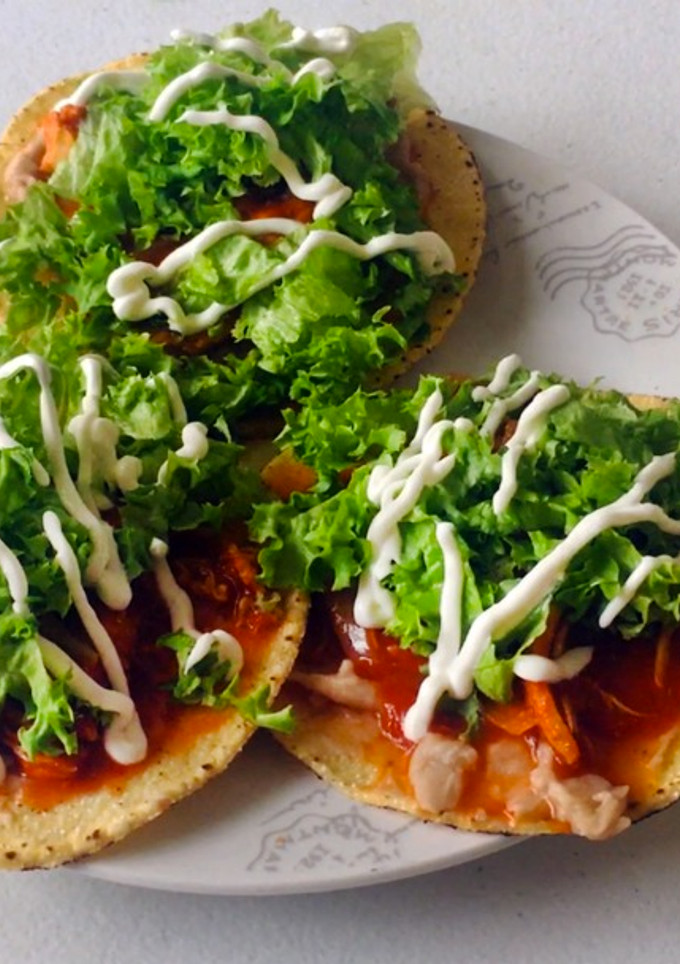 Una foto de Tostadas de Tinga de Pollo
