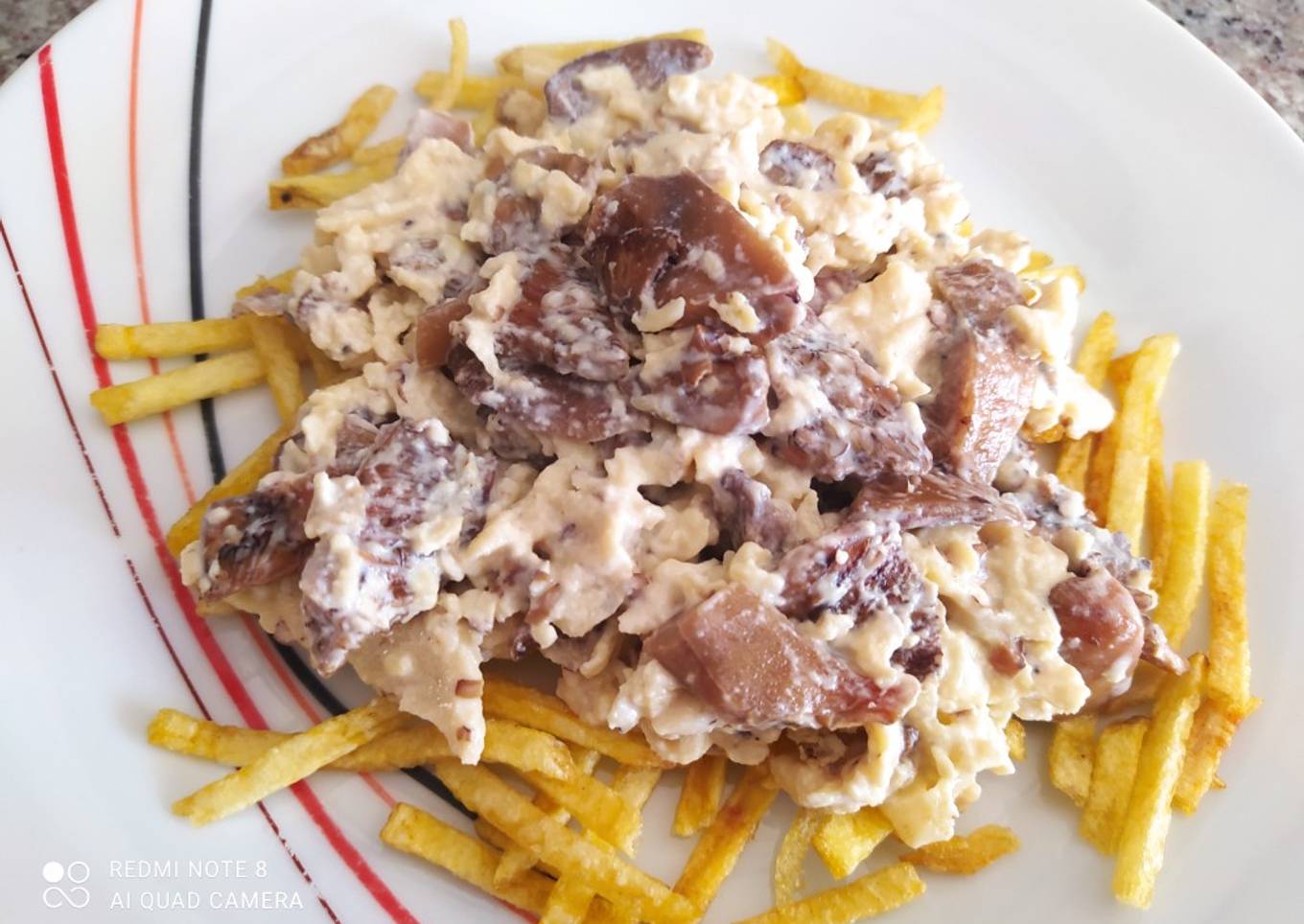 Setas con huevos revueltos y patatas paja