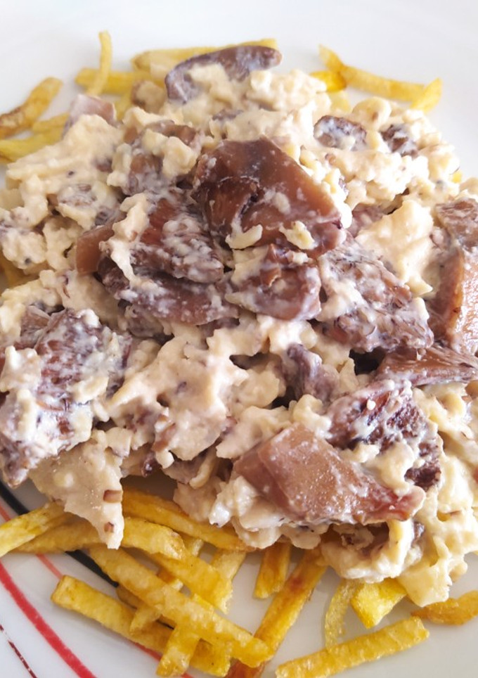 Una foto de Setas con huevos revueltos y patatas paja