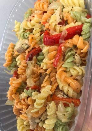 Una foto de Pastas con verduras y pollo al wok