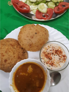 आलू की सब्जी और कचौड़ी(aloo ki sabzi aur kachori recipe in hindi) रेसिपी मुख्य फोटो