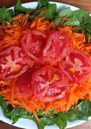 Una foto de Ensalada de espinacas, zanahoria y tomate