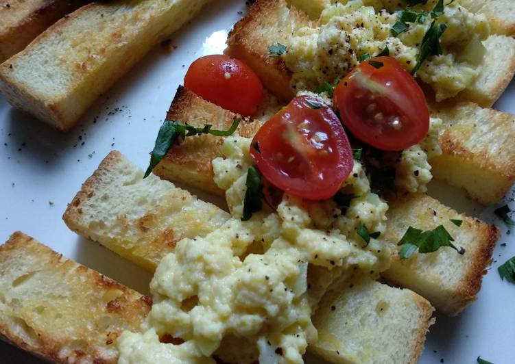 Au Bain Marie Cheese Scrambled Eggs with Garlic Bread