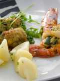 Involtini di pesce spada al forno, fasci di gamberoni, zucchina e calalamari al forno