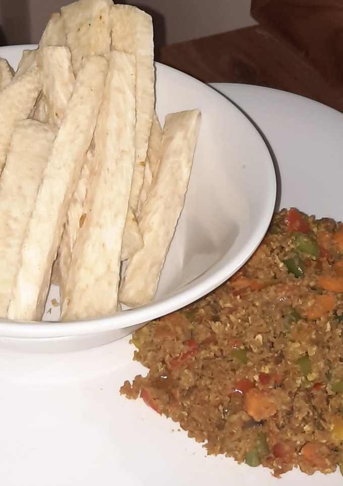 A picture of Fried yam with minced meat source.
