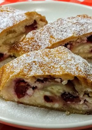 Gyors túrós - meggyes recept fotója