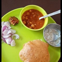 A picture of Chole puri.