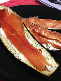Una foto de Berenjena al horno con queso de untar y jamón serrano