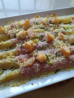 Una foto de Espárragos gratinados con Jamón York y langostinos