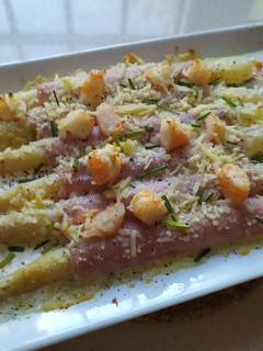Una foto de Espárragos gratinados con Jamón York y langostinos