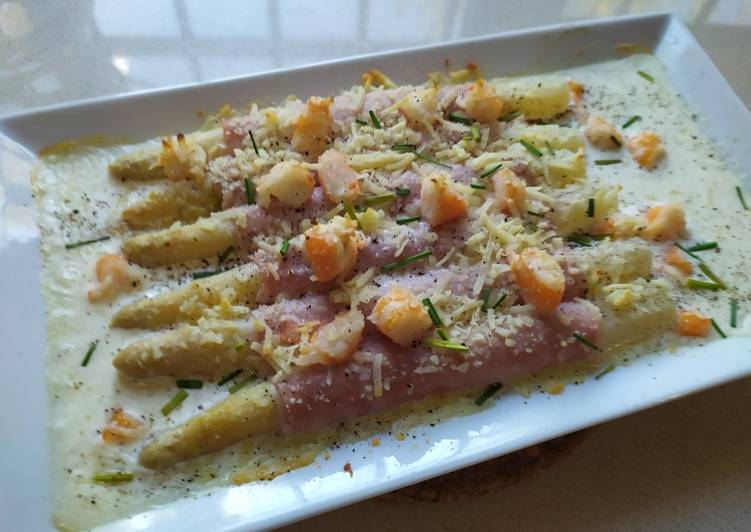 Espárragos gratinados con Jamón York y langostinos