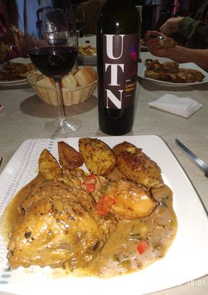 Una foto de Pollo a la calabresa al disco con papas rústicas rabiosas