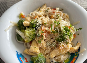 Una foto de Pasta con pollo y verduras