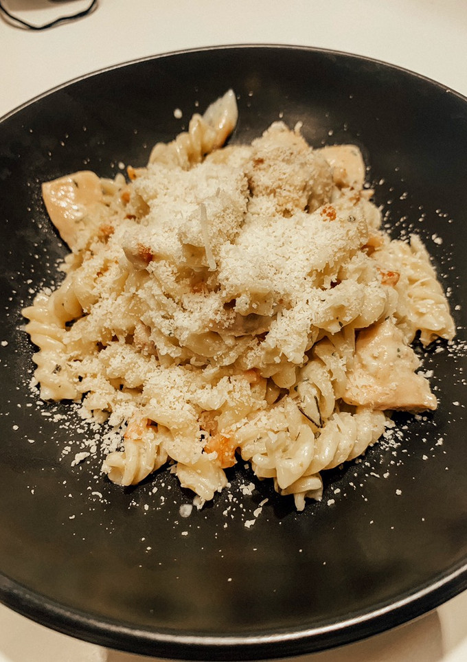 Una foto de Pasta cremosa de pollo y bacon
