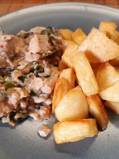 Una foto de Pechuga de pollo con patatas