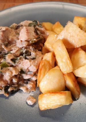 Una foto de Pechuga de pollo con patatas