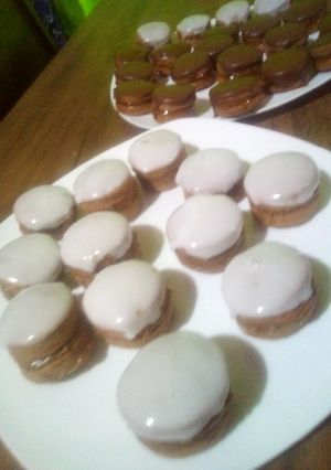 Una foto de Alfajor de limón y naranja rellenó better crem y dulce le Miriam