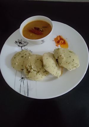 A picture of Rava Idli with Sambar and podi.