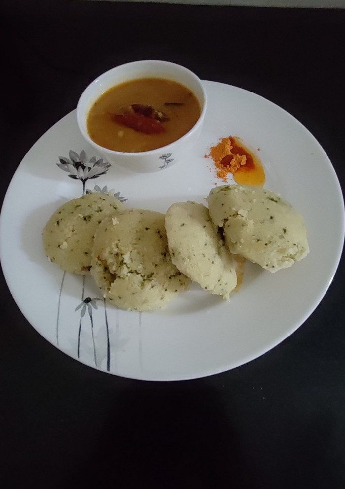 A picture of Rava Idli with Sambar and podi.